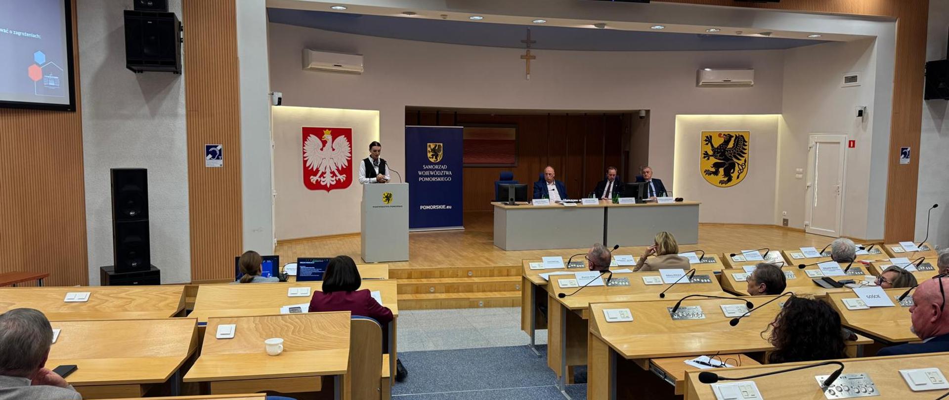 wojewoda stoi za pulpitem i przemawia