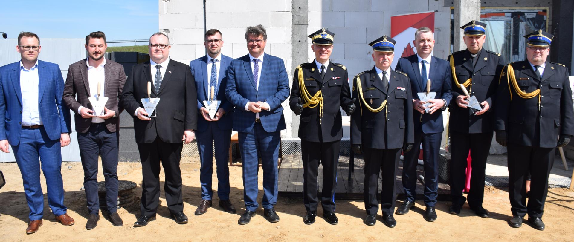 Podpisanie i wmurowanie aktu erekcyjnego pod budowę Jednostki Ratowniczo - Gaśniczej w Raciążu, włączenie do Krajowego Systemu Ratowniczo-Gaśniczej oraz przekazanie sprzętu pożarniczego jednostkom OSP z terenu powiatu płońskiego