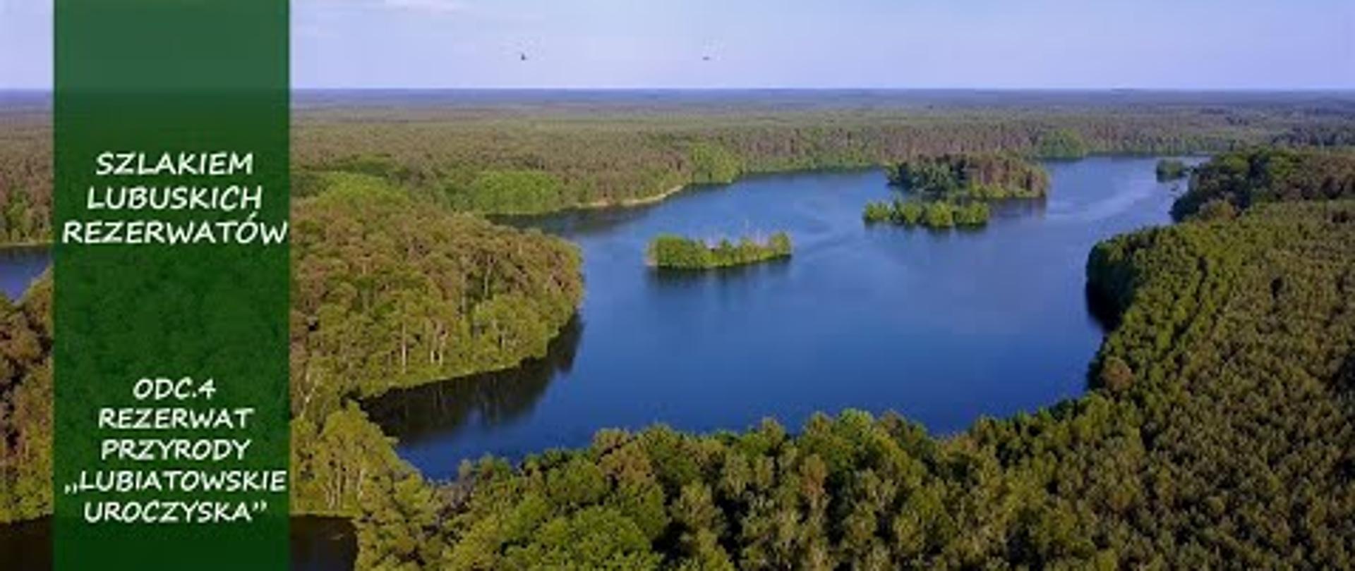 Widok jeziora z góry, na jeziorze znajdują się wyspy wokół lasy. Po lewej stronie zielona plansza z logo i nazwą Regionalnej Dyrekcji Ochrony Środowiska w Gorzowie Wielkopolskim oraz napis: Szlakiem Lubuskich Rezerwatów, Odc. 4 Rezerwat przyrody Lubiatowskie Uroczyska