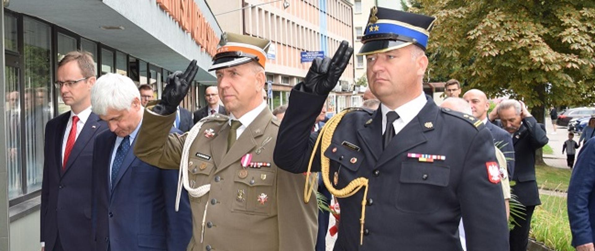 Zastępca Komendanta Miejskiego PSP podczas składania kwiatów pod tablicą dawnej siedziby ZR NSZZ Solidarność