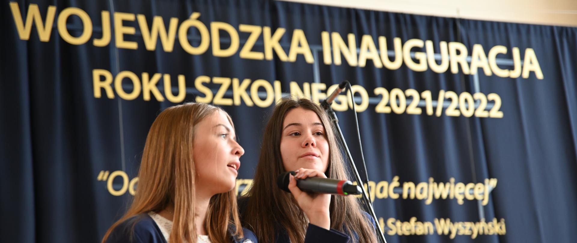 Dwie uczennice Uczniowie I Liceum Ogólnokształcące im. Jarosława Dąbrowskiego w Tomaszowie Mazowieckim w trakcie uroczystości inauguracyjnej rok szkolny 