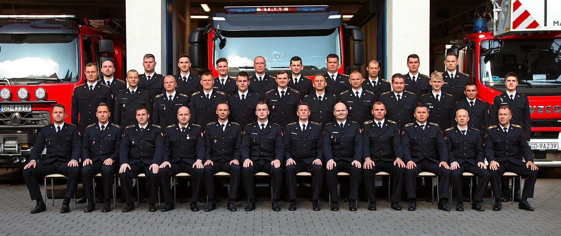 Zdjęcia grupowe strażaków z JRG 1