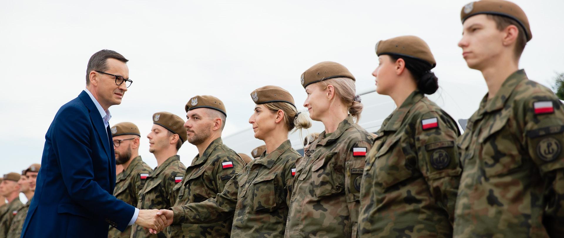 Premier wita się z żołnierzami