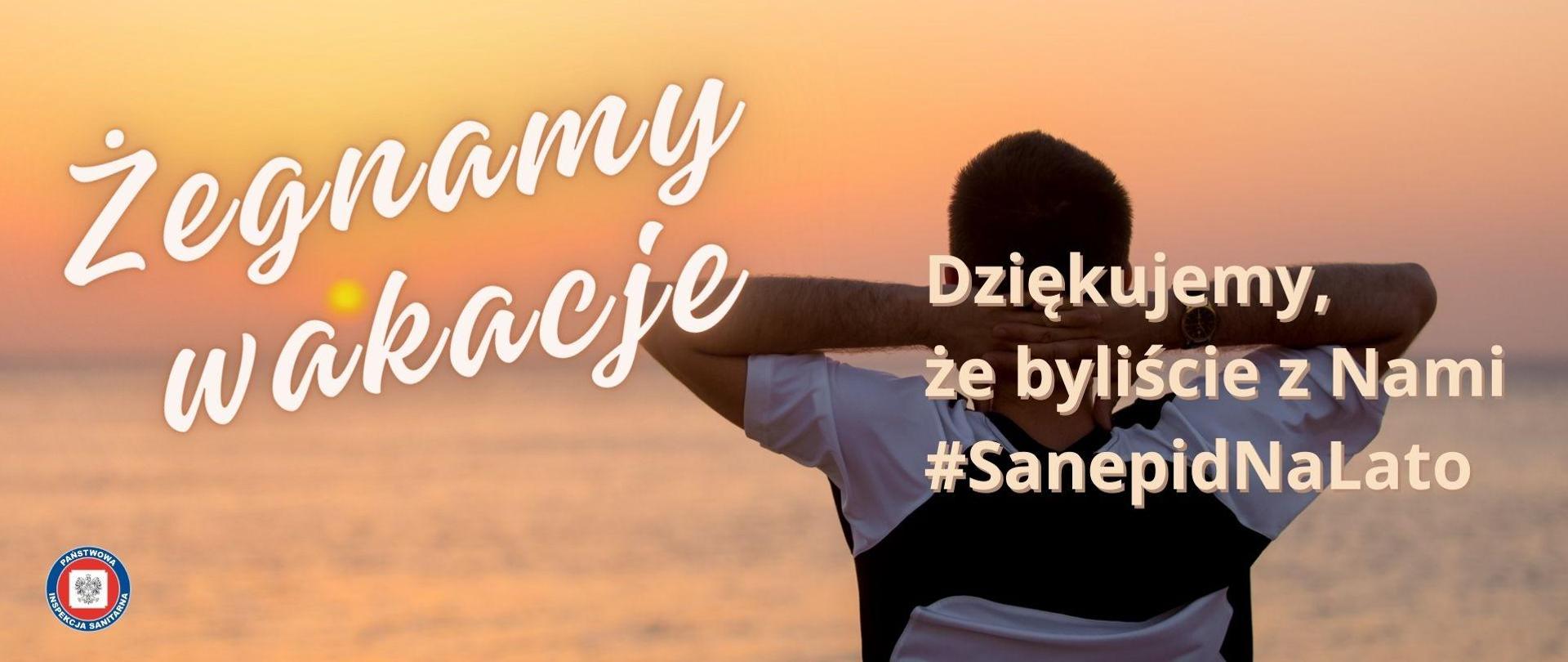 Osoba stojąca na plaży o zachodzie słońca