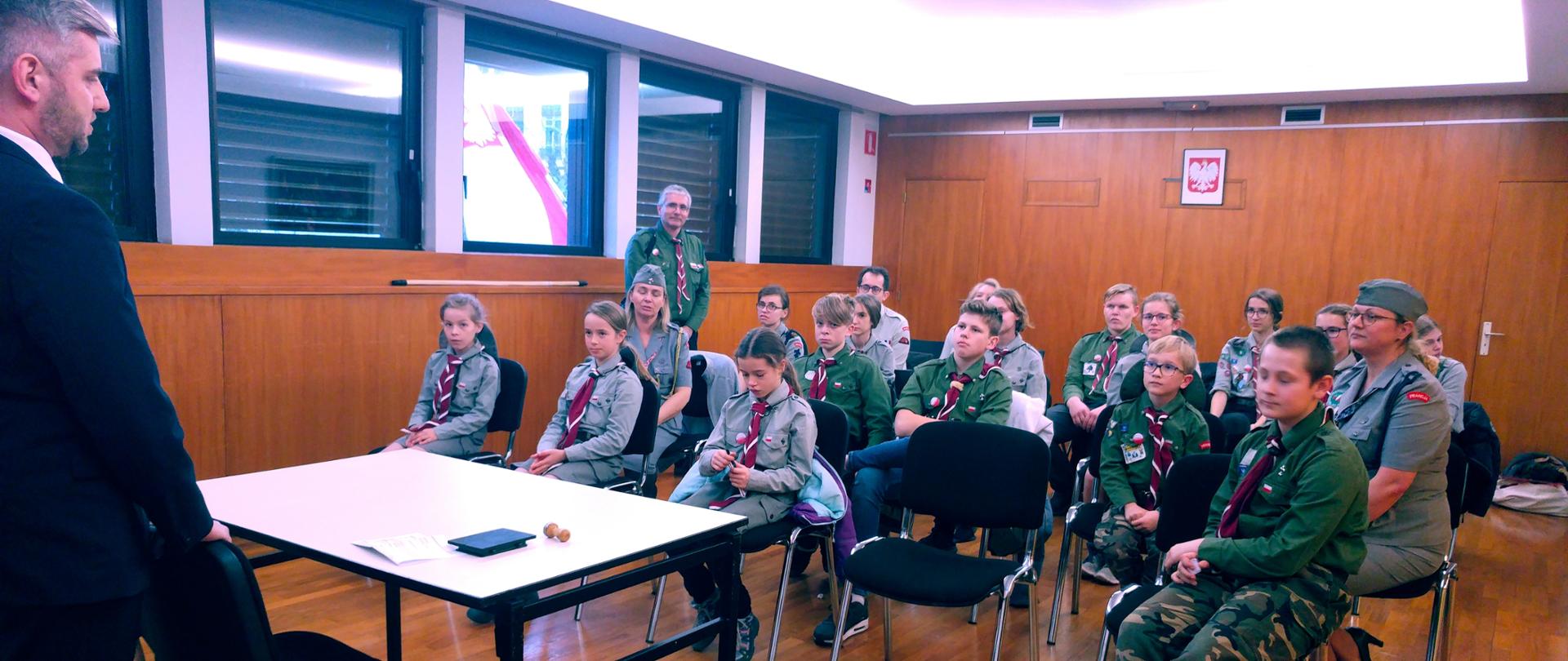 LE BIVOUAC DE SCOUTS POLONAIS AU CONSULAT GENERAL DE POLOGNE A LYON