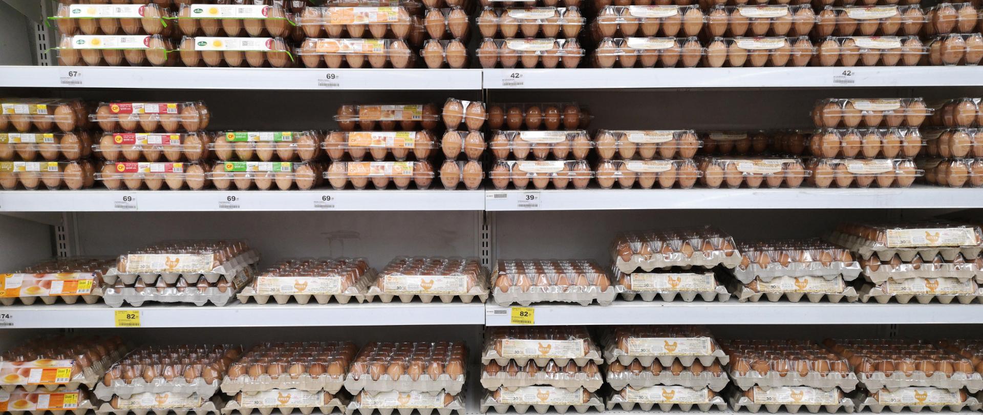Jaja spożywcze na półce sklepowej, oferowane w opakowaniach zbiorczych o różnej wielkości. 