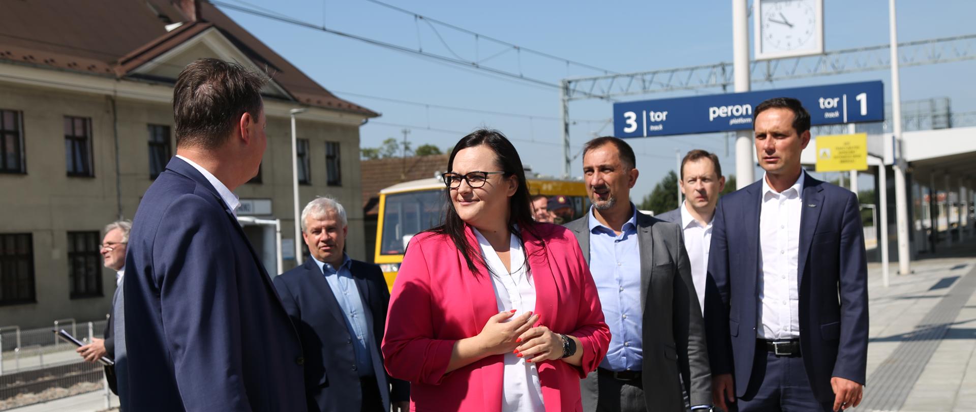 na zdjęciu widoczna na peronie grupa osób, wśród nich minister Małgorzata Jarosińska-Jedynak