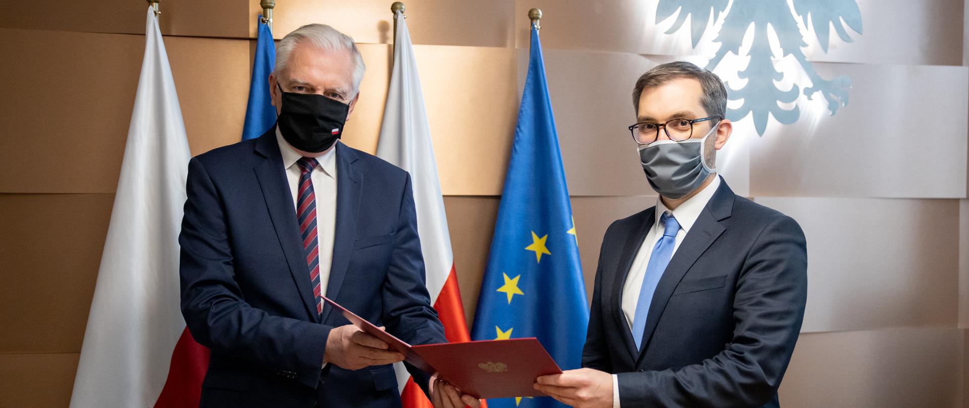 Marek Niedużak odbiera powołanie z rąk Jarosława Gowina.