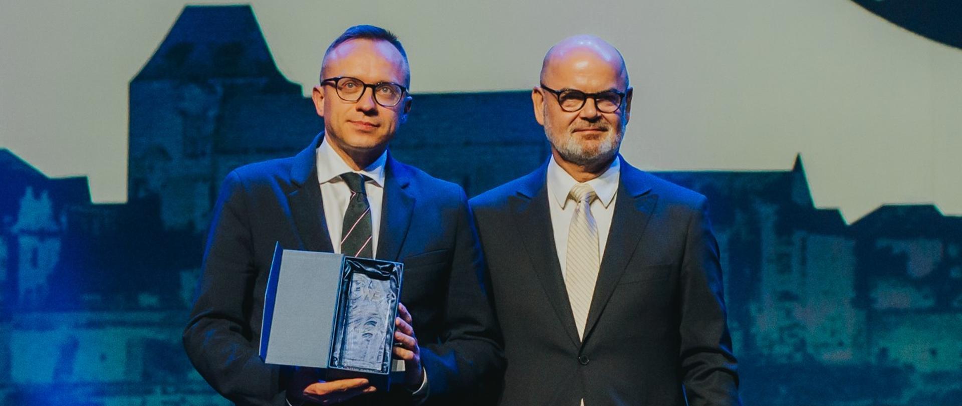 Wiceminister Artur Soboń odbiera odbieraną nagrodę podczas Welconomy Forum
