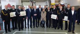 Pamiątkowe zdjęcie po odebraniu promes na zakup nowych samochodów ratowniczo-gaśniczych