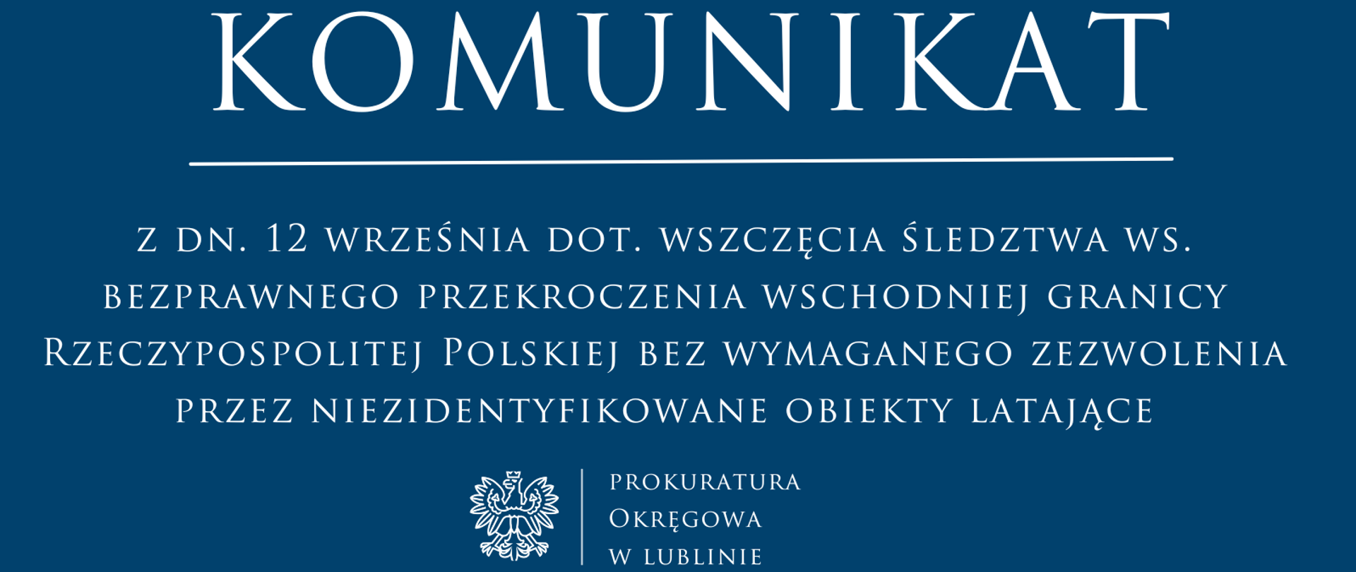 Niebieski baner z napisem: Komunikat z dn.12 września dot. wszczęcia śledztwa ws. bezprawnego przekroczenia wschodniej granicy Rzeczypospolitej Polskiej bez wymaganego zezwolenia przez niezidentyfikowane obiekty latające.