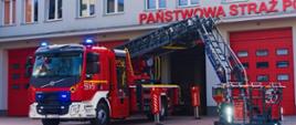 Samochód strażacki przed budynkiem komendy