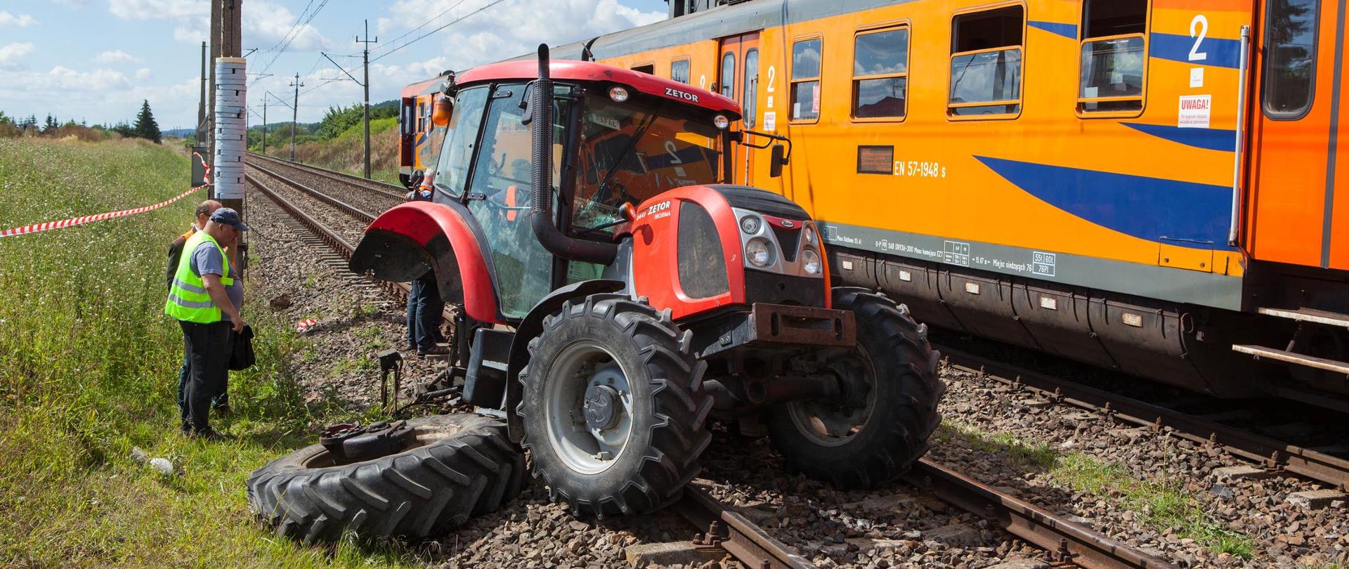  Pociąg uderzył w traktor