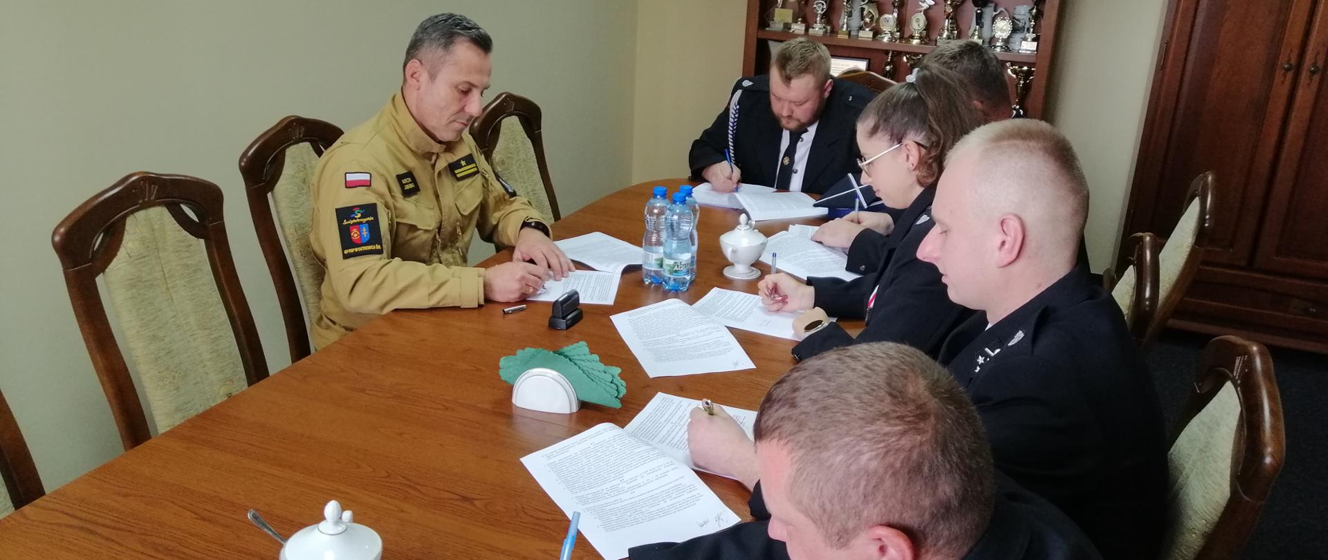 Na zdjęciu widoczny jest Komendant Powiatowy Państwowej Straży Pożarnej w Ostrowcu Świętokrzyskim oraz druhowie OSP z terenu powiatu ostrowieckiego 