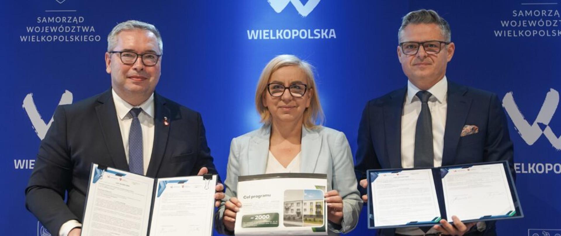 Ministra klimatu i środowiska Paulina Hennig-Kloska, Jacek Bogusławski, Członek Zarządu Województwa Wielkopolskiego oraz Rafał Ratajczak, Prezes Zarządu Wojewódzkiego Funduszu Ochrony podczas podpisania listu intencyjnego w sprawie poprawy efektywności energetycznej wielorodzinnych budynków mieszkalnych na terenach wiejskich i miejsko-wiejskich, ze szczególnym uwzględnieniem osiedli po dawnych PGR-ach. 