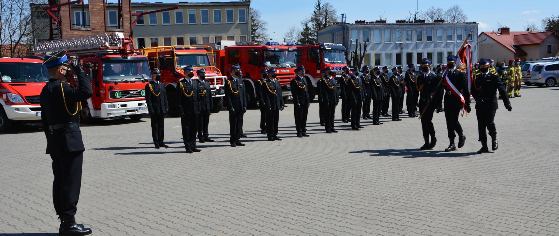Na zdjęciu widzimy uroczysta zbiórka z okazji Dnia Strażaka.
