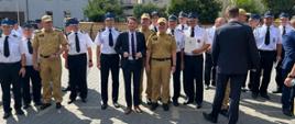 Uczestnicy uroczystości z ochotniczej straży pożarnej z Piątnicy z otrzymaną promesą w towarzystwie Komendanta Głównego PSP