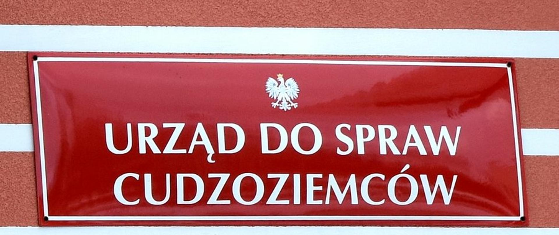 Na zdjęciu: tabliczka z napisem "Urząd do Spraw Cudzoziemców"