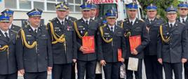 zdjęcie grupowe strażaków w mundurach galowych z generałem