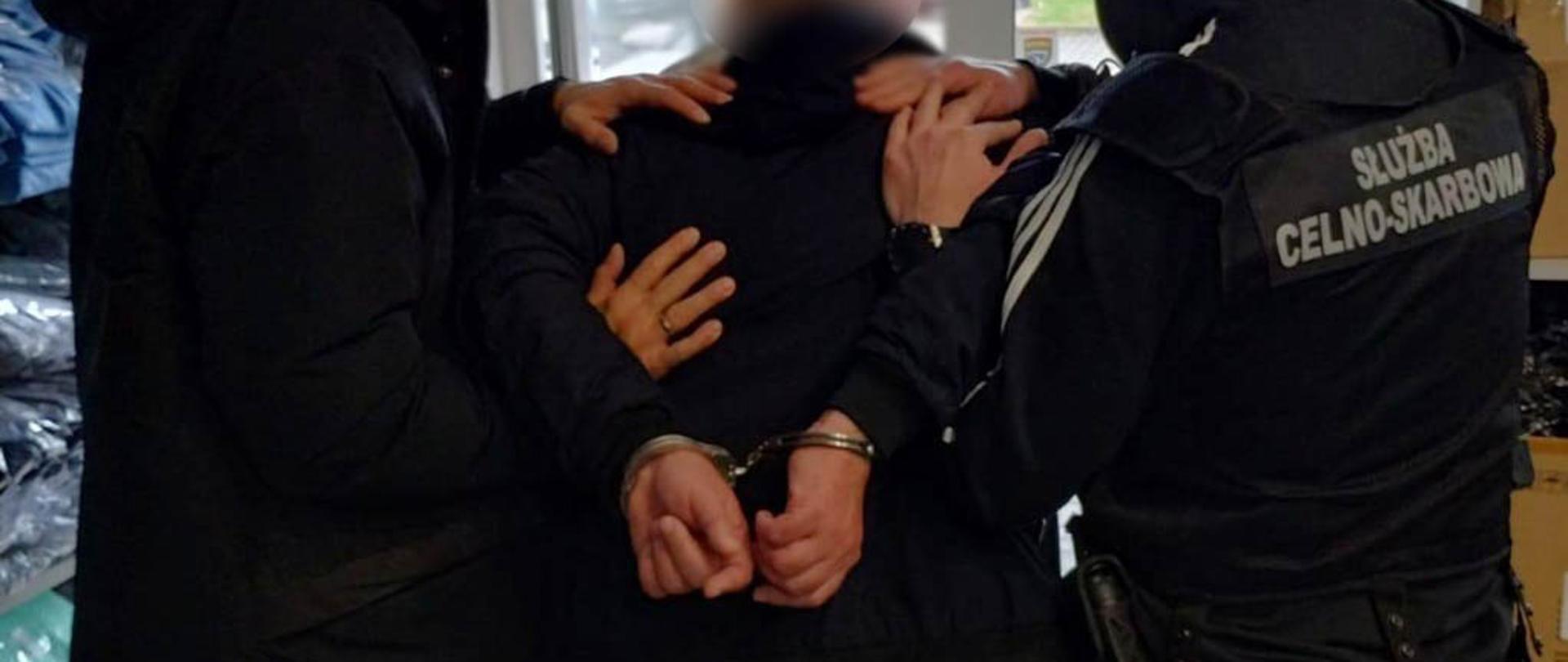 Funkcjonariusze z zatrzymanym.