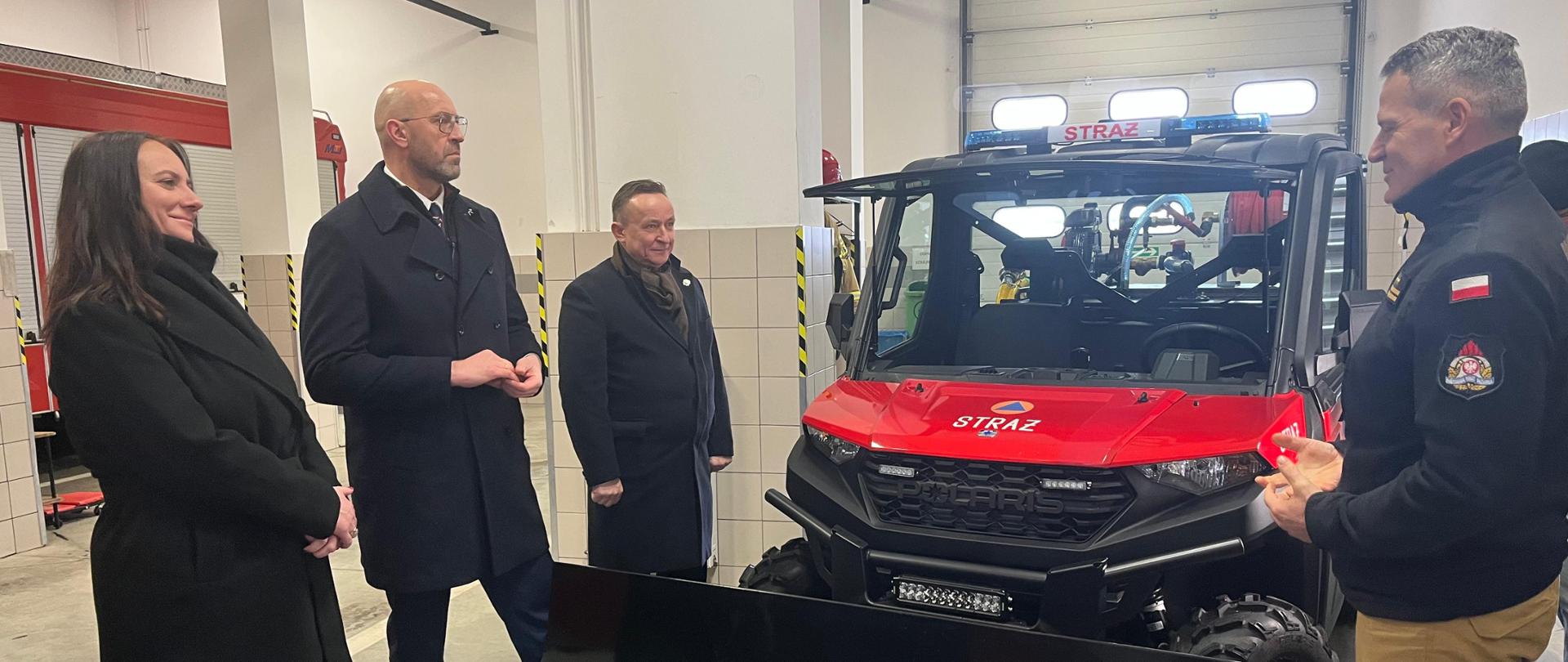 Minister Sportu wraz z Wojewodami oraz Komendantem Powiatowym przy pojeździe typu UTV