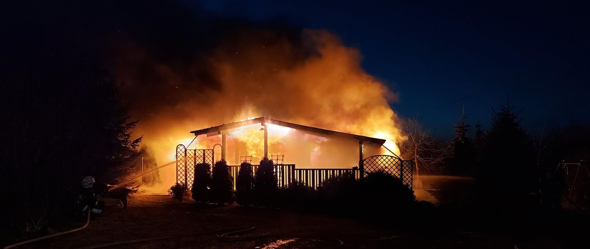 Na zdjęciu widać całą altankę w ogniu 