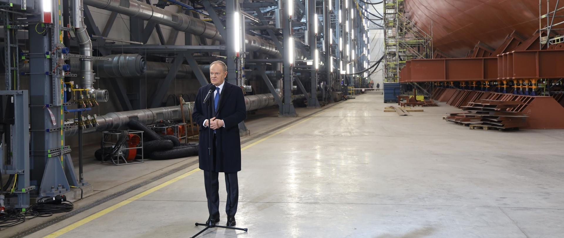 Premier Donald Tusk z wizytą w PGZ Stoczni Wojennej w Gdyni