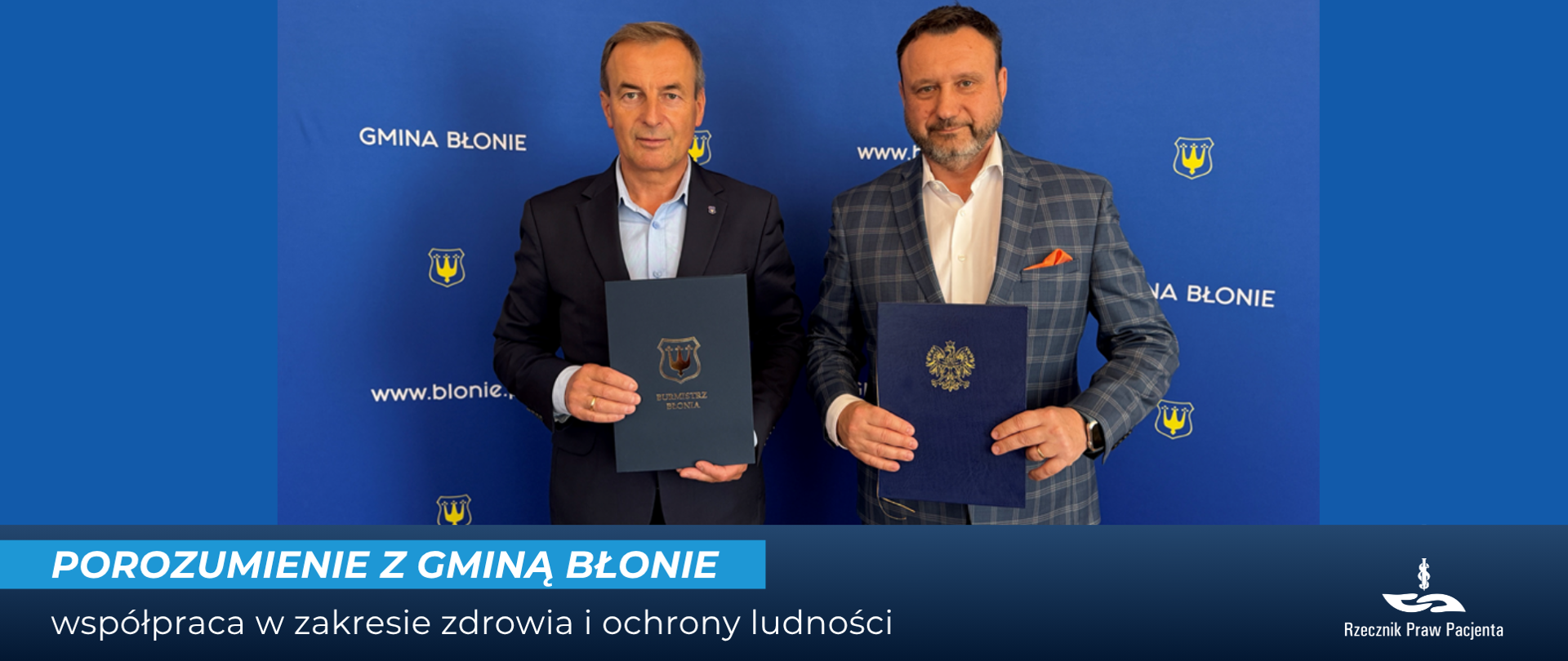 Grafika przedstawia dwóch mężczyzn stojących na tle niebieskiej ścianki z logotypami. Obaj trzymają podpisane dokumenty dotyczące współpracy. Na dole grafiki widnieje napis: POROZUMIENIE Z GMINĄ BŁONIE – współpraca w zakresie zdrowia i ochrony ludności oraz logo Rzecznika Praw Pacjenta w prawym dolnym rogu.