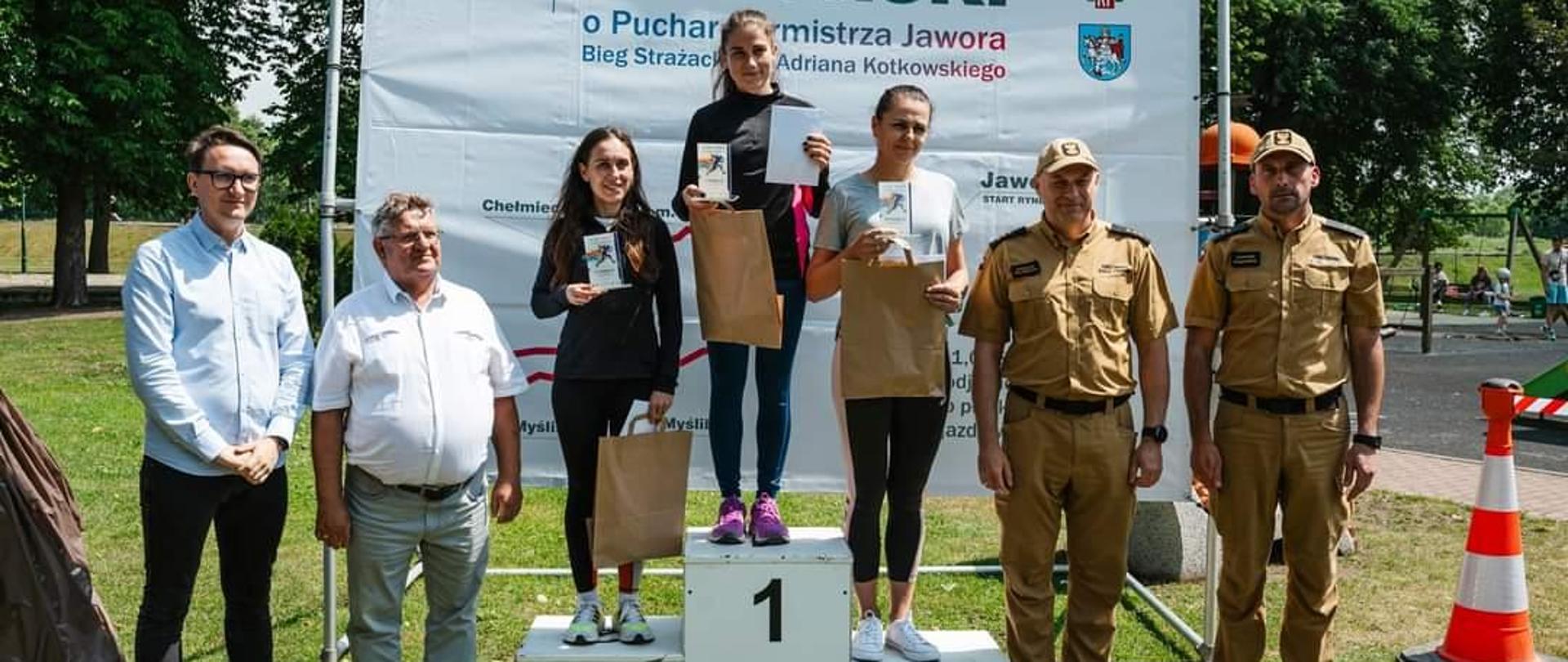 Zwyciężczynie biegu na podium