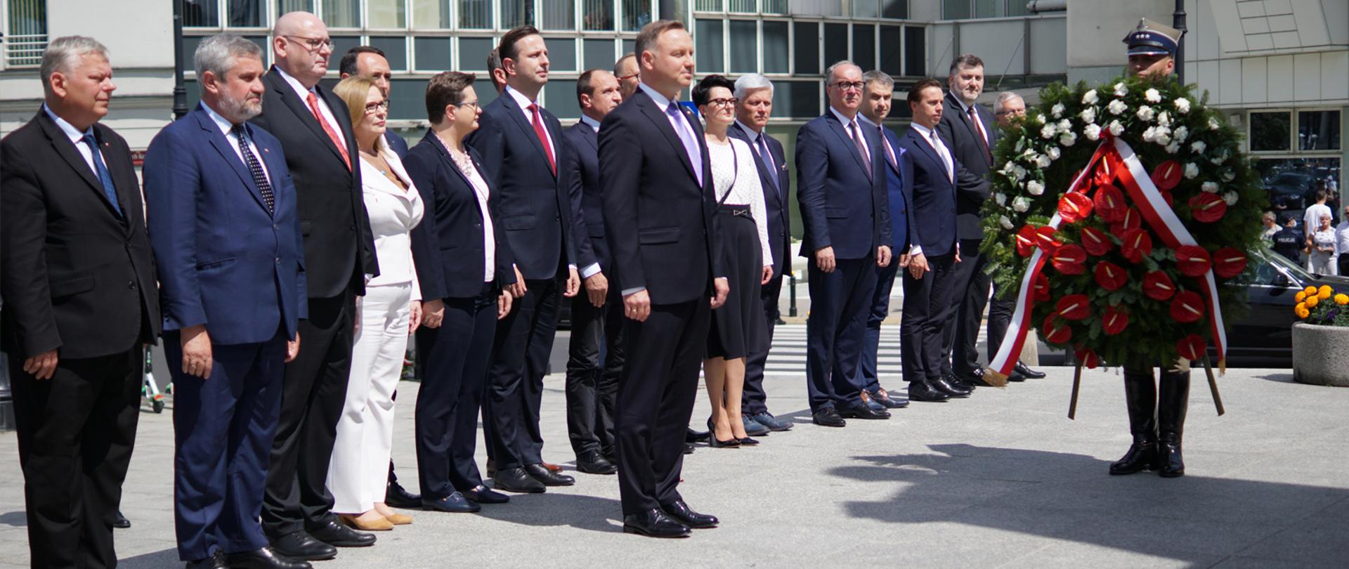 Prezydent A. Duda oraz parlamentarzyści podczas składania wieńca pod pomnikiem W. Witosa