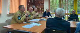 Komendanci PSP i strażacy OSP podczas spotkania