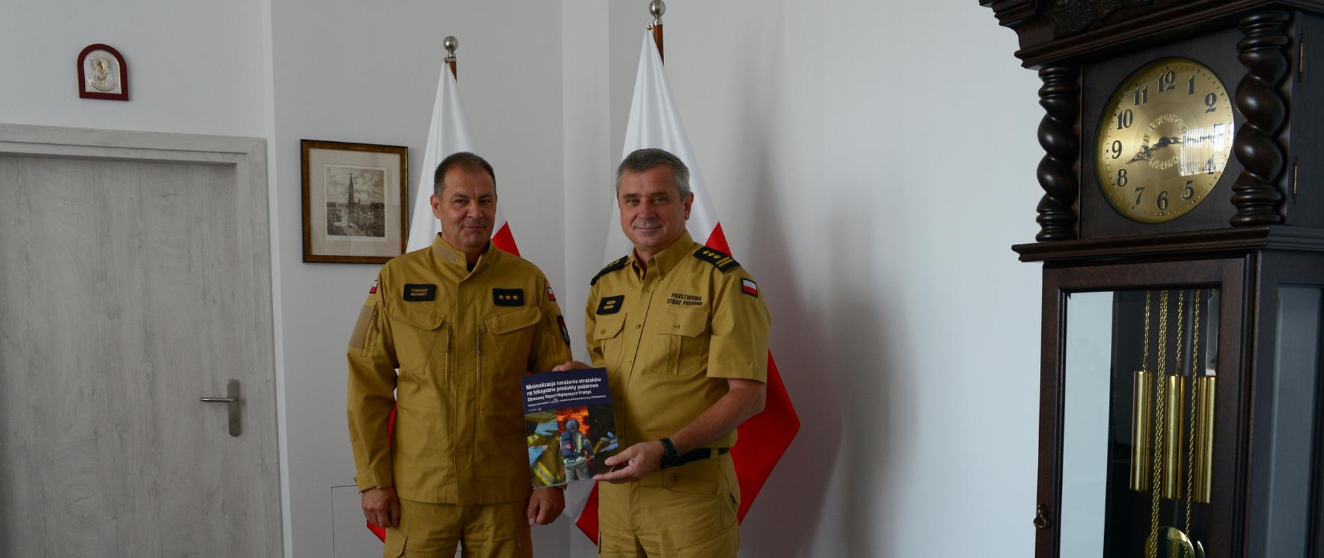 Pomorski komendant wojewódzki Państwowej Straży Pożarnej prezentuje opracowanie o profilaktyce nowotworowej wspólnie z przewodniczącym Pomorskiej Sekcji Pożarnictwa NSZZ "Solidarność". 