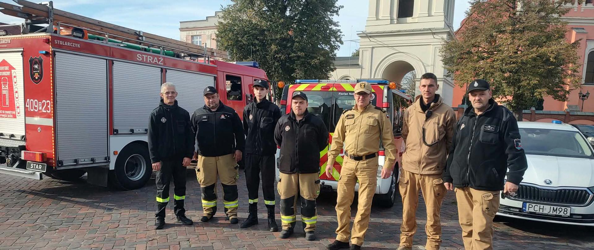 Zdjęcie przedstawia strażaków podczas: Krajowy Trening Rodzinny - Akademia OLiOC
W tle budynek.
