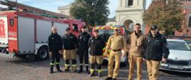Zdjęcie przedstawia strażaków podczas: Krajowy Trening Rodzinny - Akademia OLiOC
W tle budynek.
