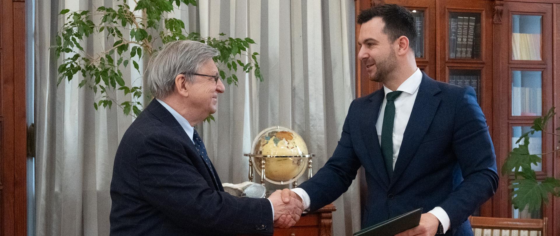 Podpisanie porozumienia pomiędzy GDDKiA i PIG-PIB, od lewej: prof. Krzysztof Szamałek - dyrektor PIG-PIB, Paweł Woźniak, p.o. Generalnego Dyrektora Dróg Krajowych i Autostrad