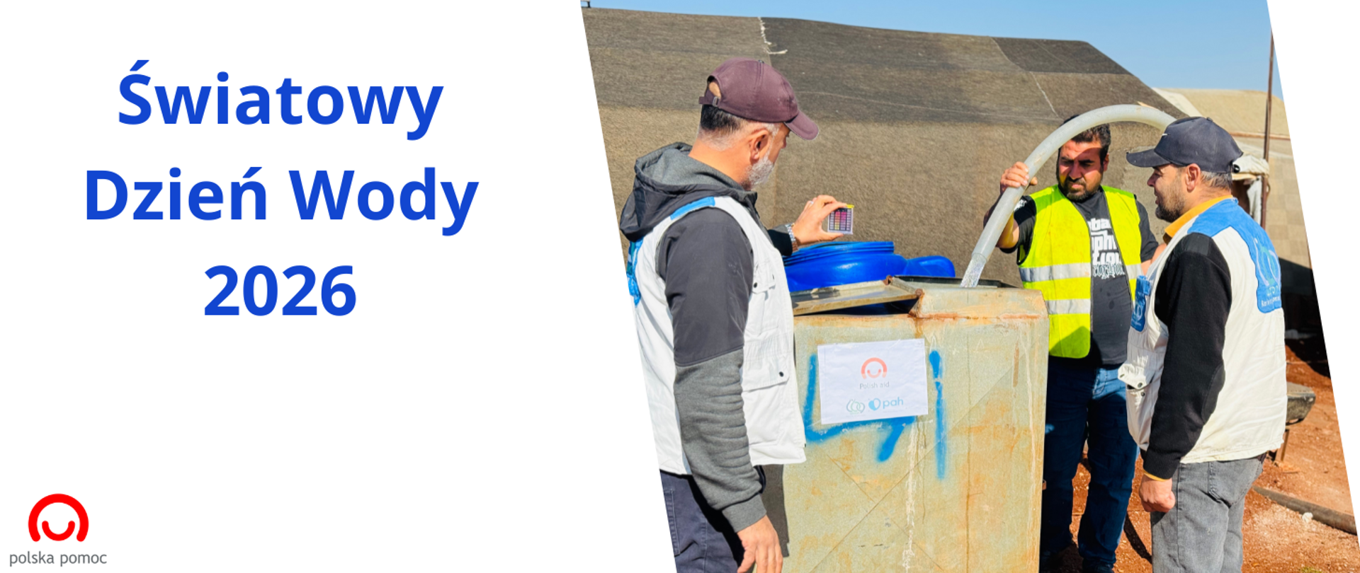 Trzech mężczyzn przy beczkowozie. Widoczne jest logo Polskiej pomocy oraz PAH