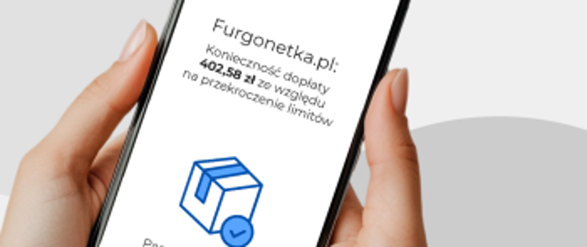 Smartfon trzymany w dłoniach. Na ekranie wiadomość z firmy furgonetka o konieczności zrobienia dopłaty