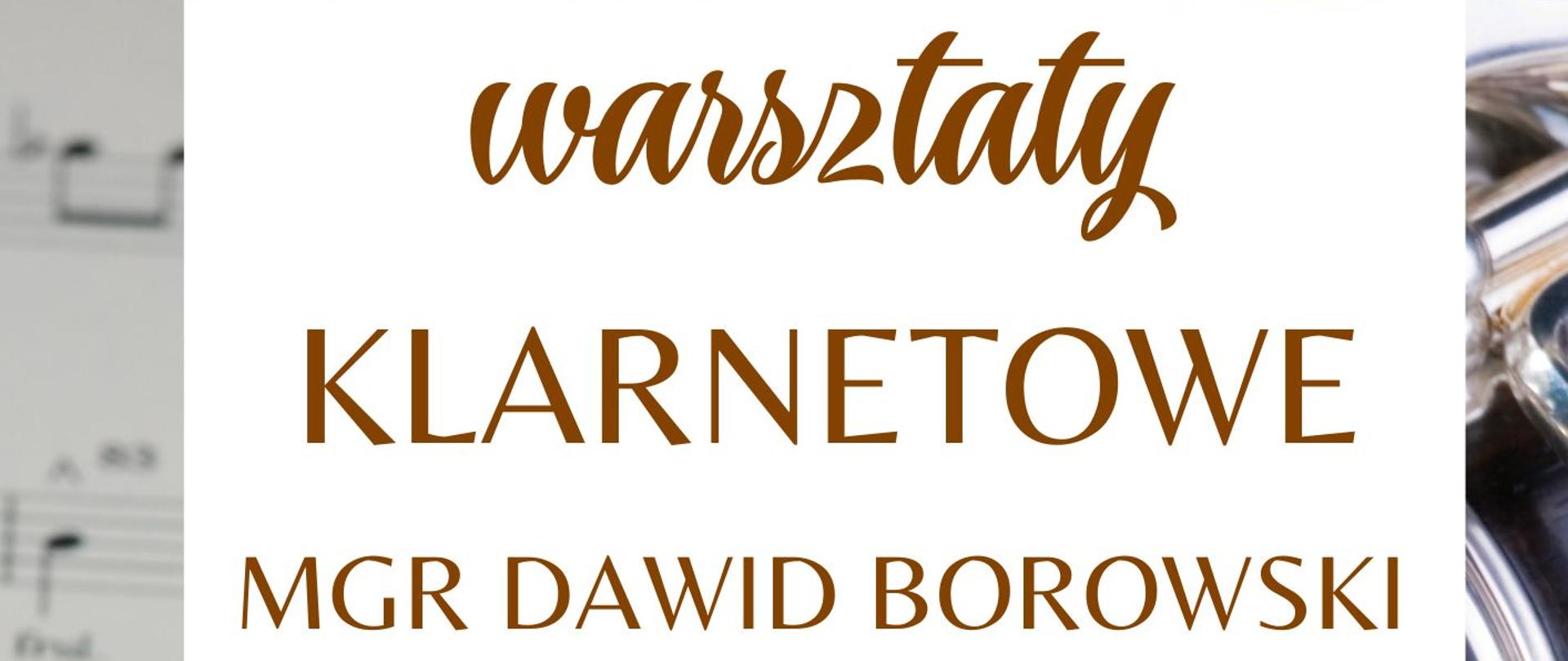 Tło plakatu to zbliżenie fragmentu klarnetu – widoczne są jego srebrne klapy i ciemne, drewniane korpusy. Instrument leży na kartce z wydrukowanym zapisem nutowym. Zdjęcie jest wyraźne i eleganckie, skupiające się na szczegółach instrumentu.
Na tle tego zdjęcia umieszczono prostokątne białe pola z brązowym napisem.
Treść plakatu (napisana w języku polskim):
U góry plakatu, ozdobnym fontem:
warsztaty (słowo zapisane stylizowaną czcionką, w której litera „t” wygląda jak cyfra „2” – zabieg graficzny)
Środek plakatu, dużą prostą czcionką:
KLARNETOWE
MGR DAWID BOROWSKI
Na dole plakatu, prostą czcionką:
GODZ. 16.00
30 PAŹDZIERNIKA 2025
Styl i klimat:
Plakat jest czytelny, nowoczesny, z eleganckim muzycznym tłem. Utrzymany w klasycznej kolorystyce: białe tło napisów, brązowa czcionka, srebrno-czarny klarnet. Całość sprawia profesjonalne, a jednocześnie przyjazne wrażenie.