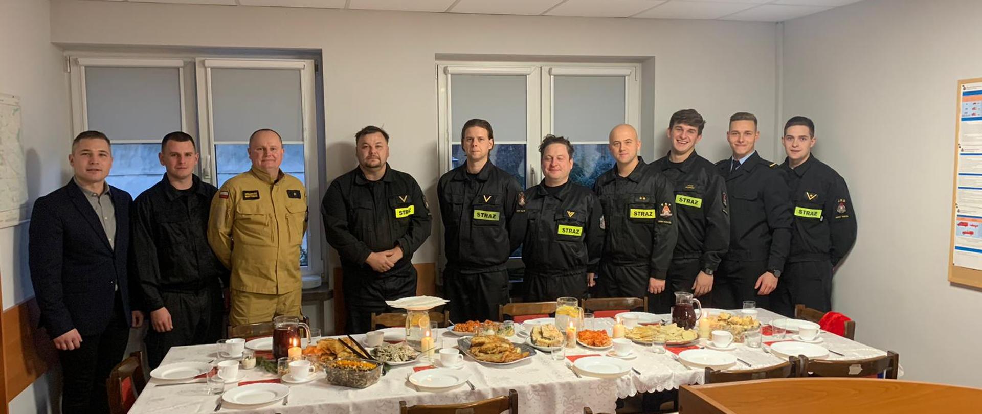 STRAŻACY PRZY WIGILIJNYM STOLE