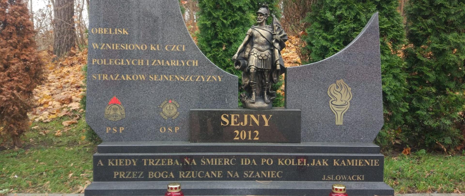 Symboliczne znicze pod pomnikiem ku czci zmarłych strażaków