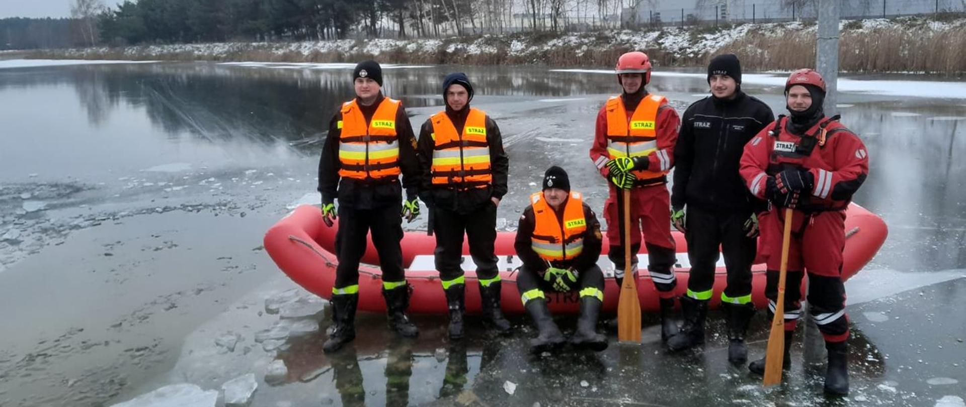 Komenda Powiatowa PSP w Nowej Soli zorganizowała na zbiorniku wodnym, w dniach 17 – 18 grudnia br. ćwiczenia z ratownictwa wodnego i lodowego dla strażaków – ratowników Ochotniczych Straży Pożarnych z terenu powiatu nowosolskiego. 