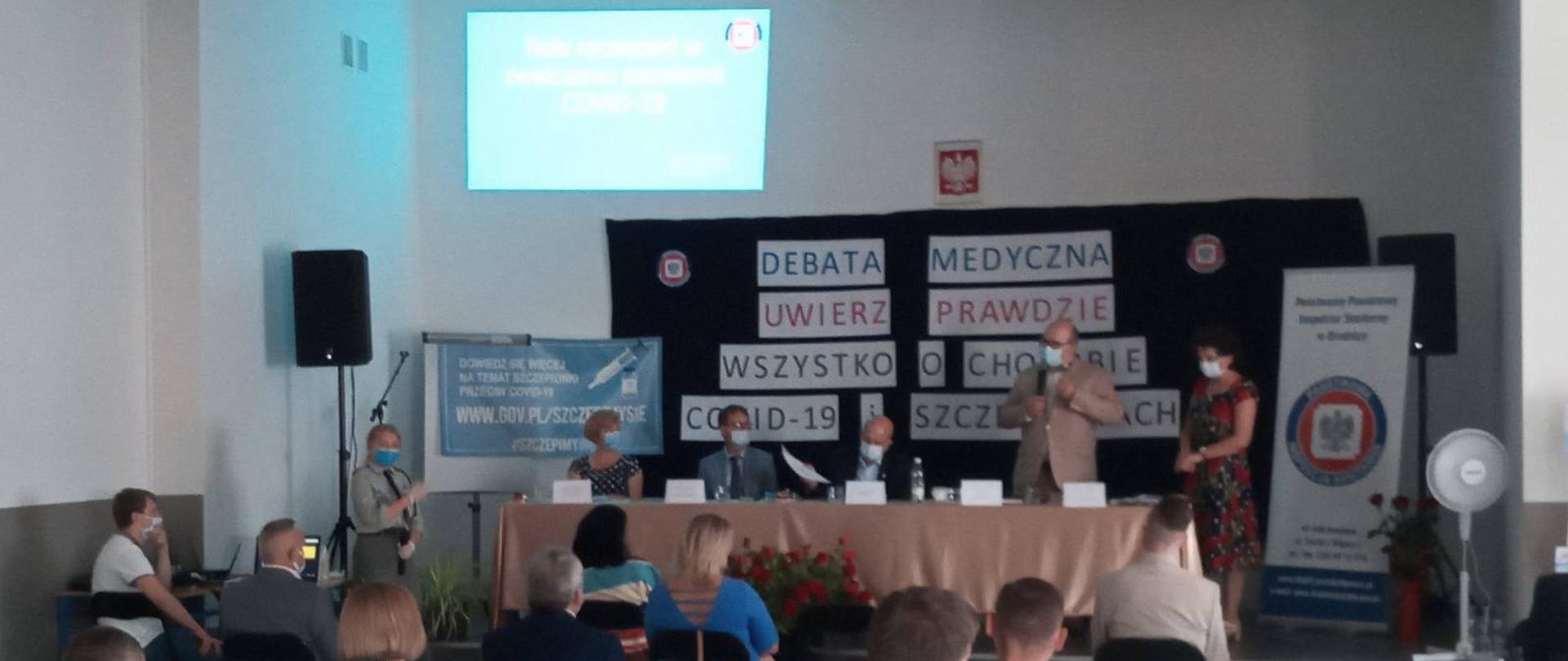 Debata medyczna dotycząca szczepień przeciw COVID-19