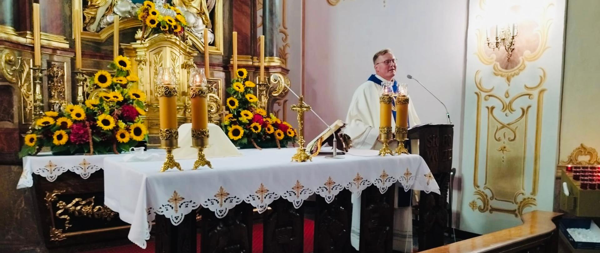 Ksiądz prowadzący msze świętą.