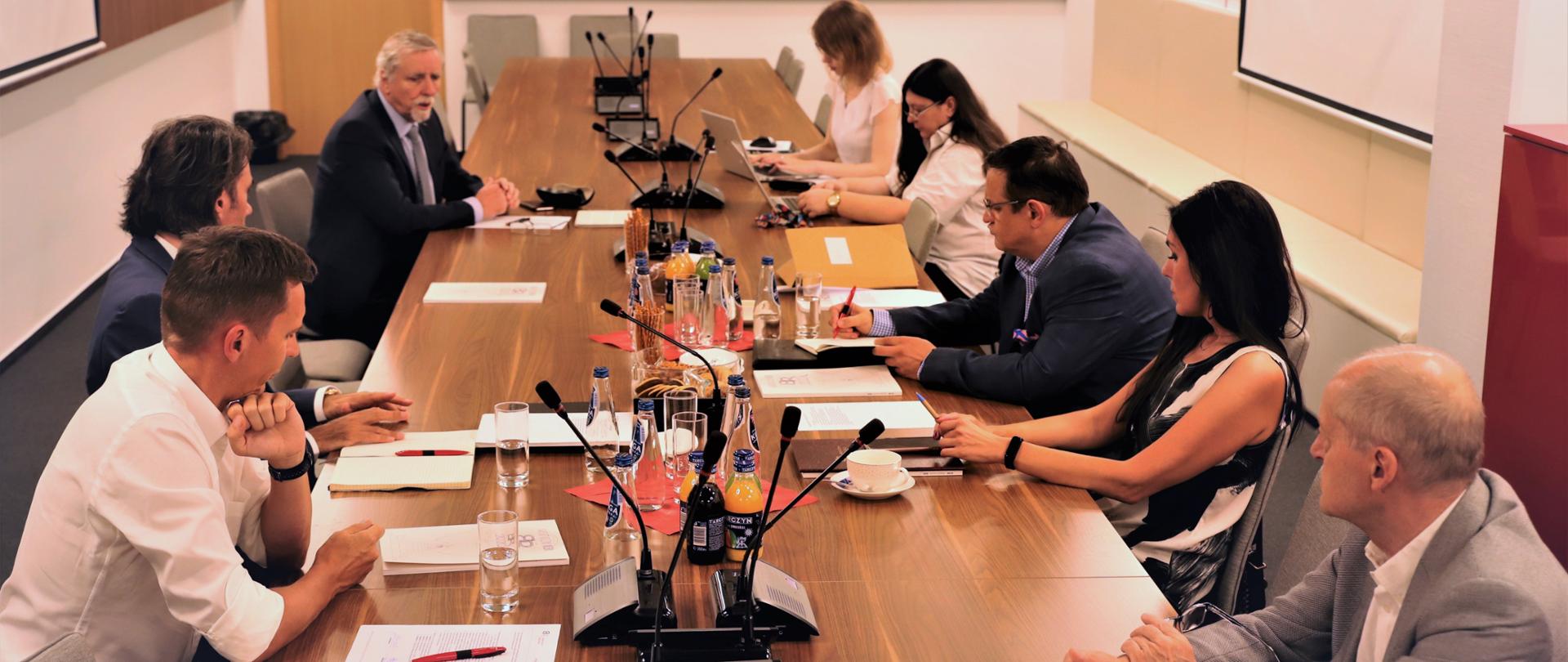 Na zdjęciu spotkanie ekspertów Think Tanku NCBR w siedzibie NCBR w sali konferencyjnej. Spotkanie prowadzi dyrektor Centrum dr inż. Wojciech Kamieniecki. 