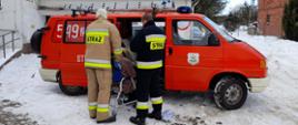 W ramach Narodowego Programu Szczepień „Szczepimysię”, strażacy z jednostki OSP Krosino pomagali dotrzeć do punktu szczepień seniorom 