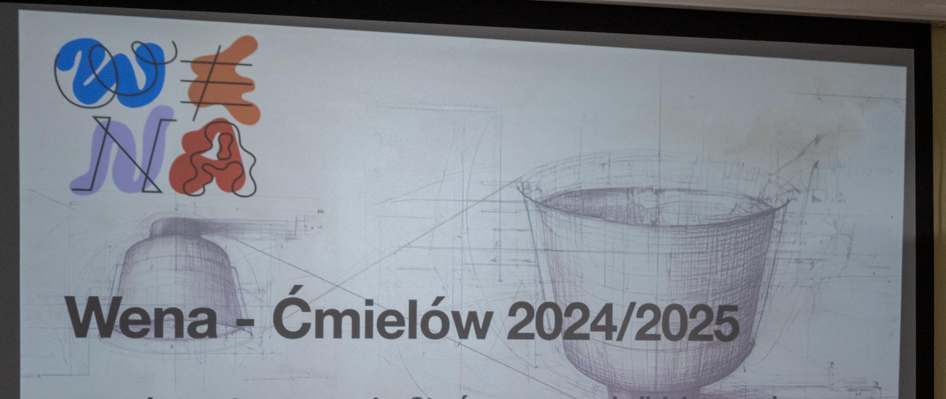 Na jasnej planszy w górnym, lewym rogu logotyp Wena w formie barwnych liter. Na całą szerokość umieszczony napis z nazwą projektu i datą. W tle rysunkowe projekty naczyń 
