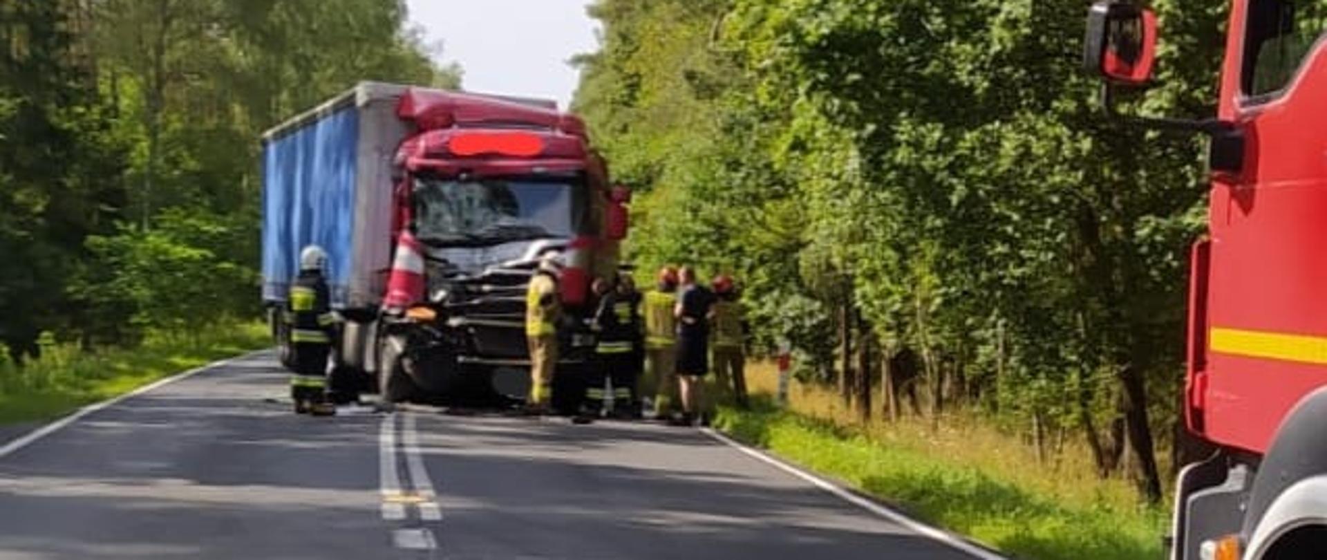 samochód rozbity w tle drzewa samochód stoi na drodze asfaltowej