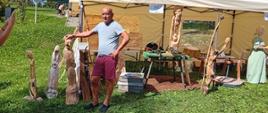 Cartpathia EtnoWeekend w Polańczyku - na zdjęciu artysta wraz z rzeźbami z drewna