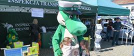 W mobilnym centrum edukacji brd Inspekcji Transportu Drogowego na skierniewickim rynku nie mogło zabraknąć przyjaciela najmłodszych uczestników ruchu drogowego - Krokodylka Tirka

