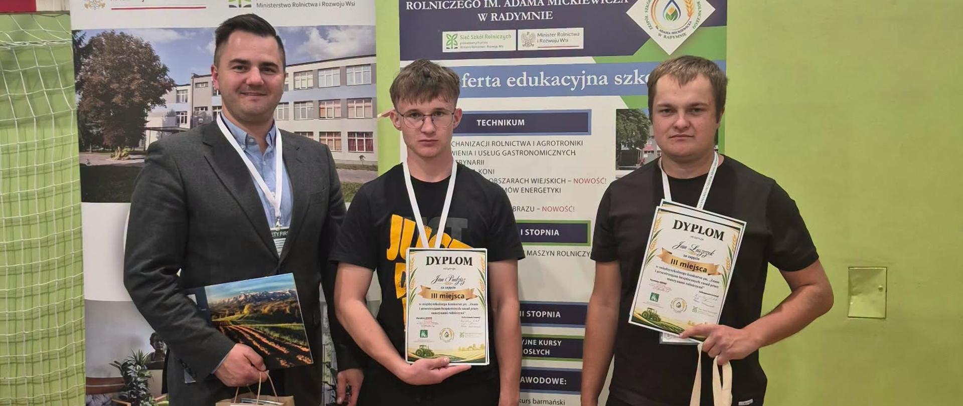 Zdjęcie nagrodzonych uczestników konkursu wraz z Panem wicedyrektorem